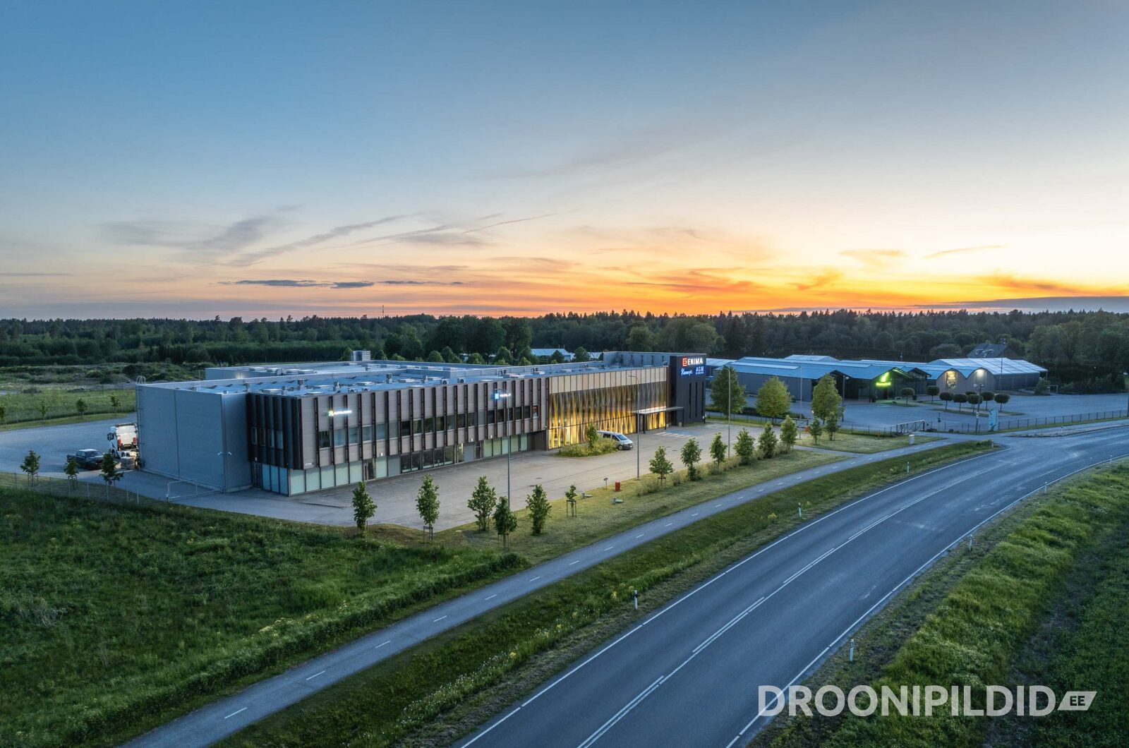 Enima büroohoone Kangru tee 17 aadressil, kaasaegne ärihoone droonifotol.