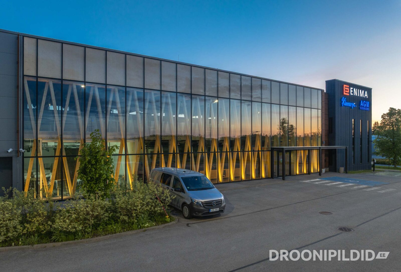 Enima büroohoone Kangru tee 17 aadressil, kaasaegne ärihoone droonifotol.