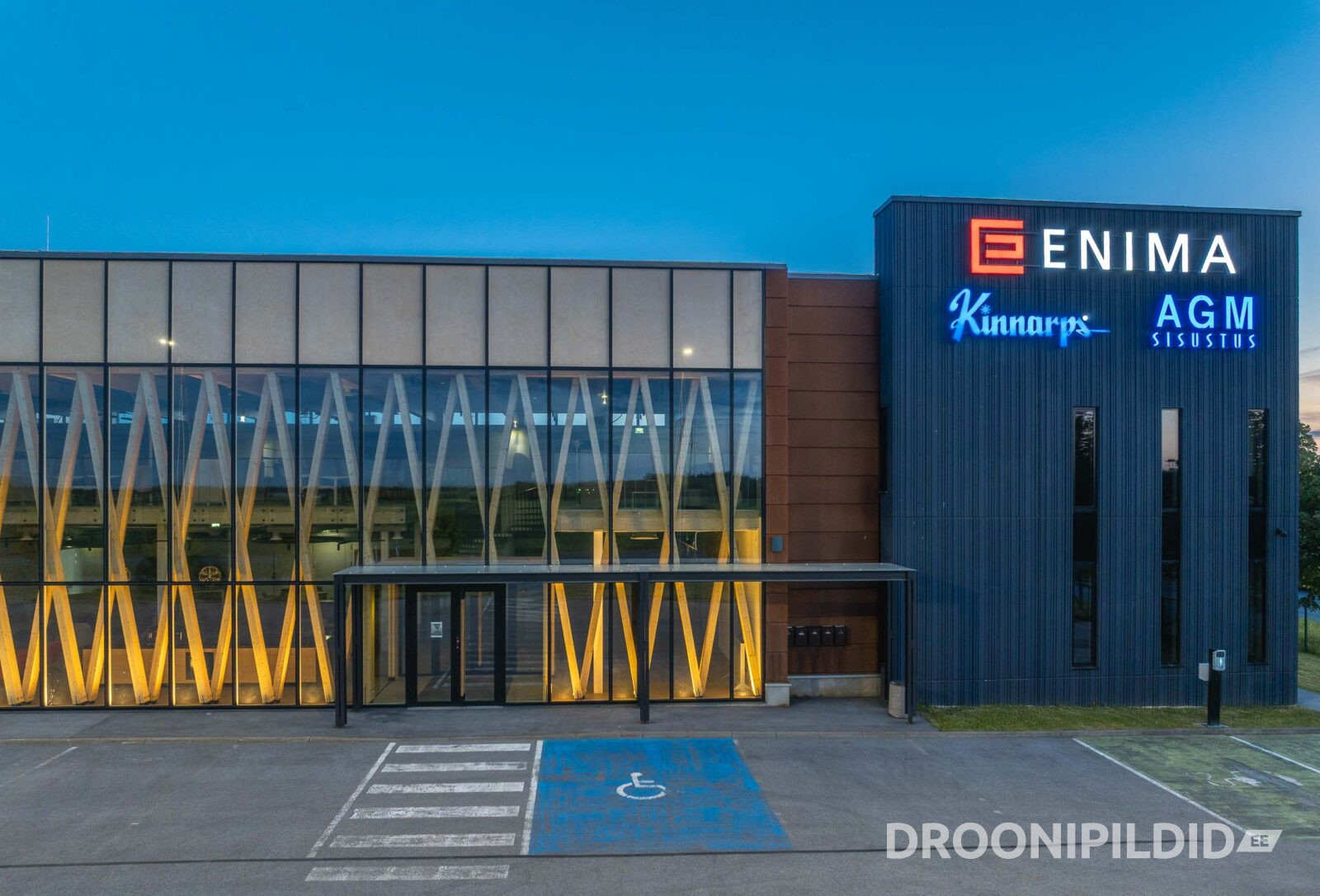 Enima büroohoone Kangru tee 17 aadressil, kaasaegne ärihoone droonifotol.