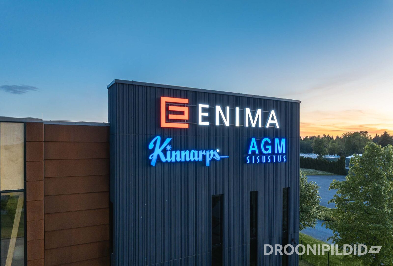 Enima büroohoone Kangru tee 17 aadressil, kaasaegne ärihoone droonifotol.