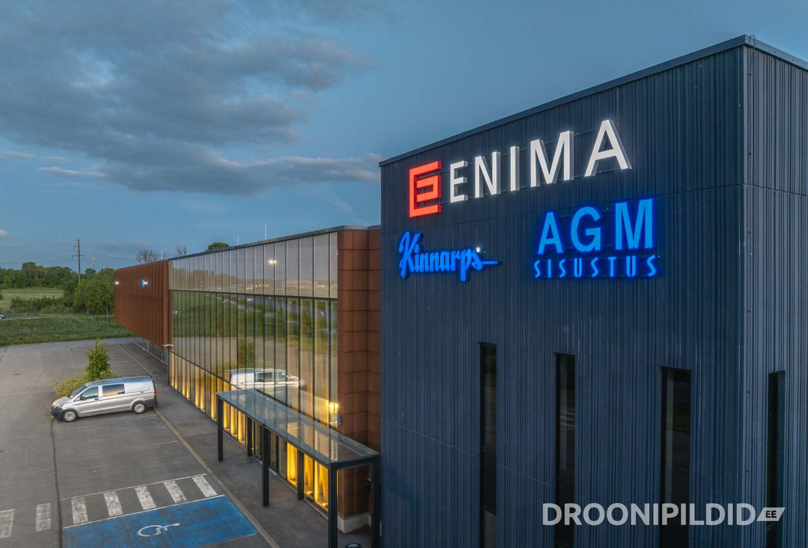 Enima büroohoone Kangru tee 17 aadressil, kaasaegne ärihoone droonifotol.