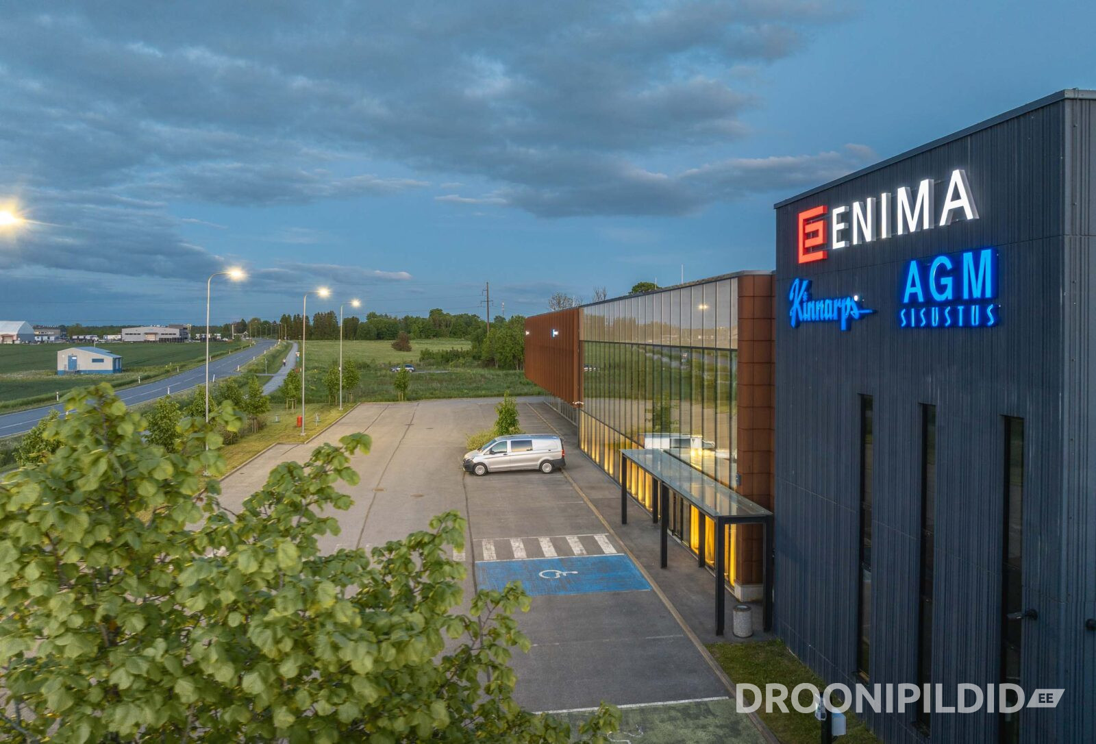 Enima büroohoone Kangru tee 17 aadressil, kaasaegne ärihoone droonifotol.