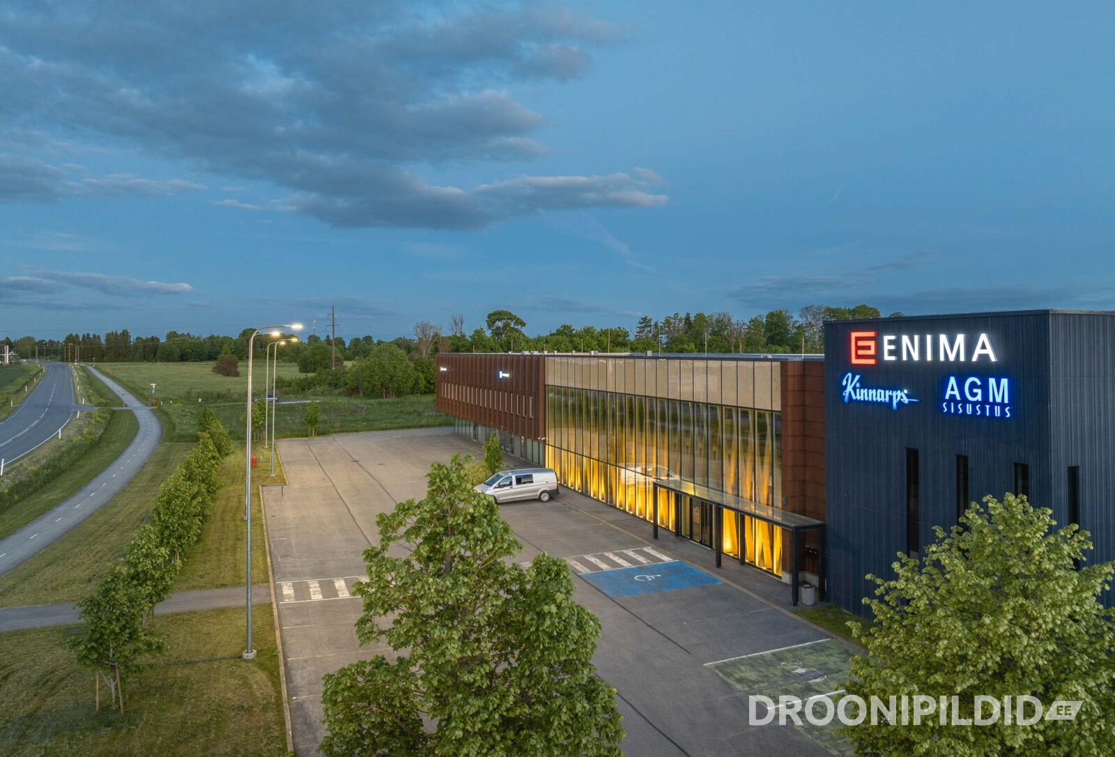 Enima büroohoone Kangru tee 17 aadressil, kaasaegne ärihoone droonifotol.