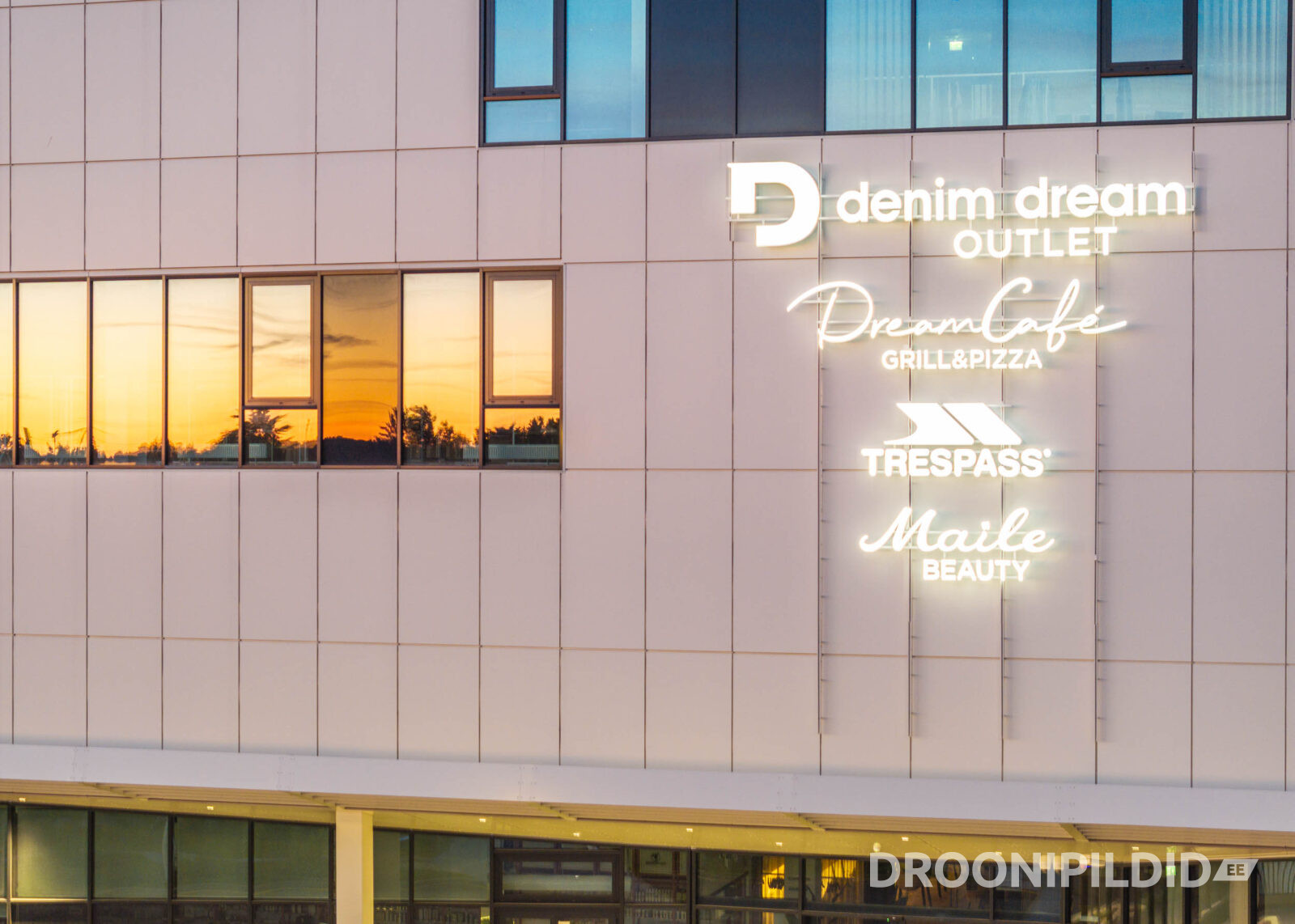Denim Dream Keskus Laagris õhtuses valguses