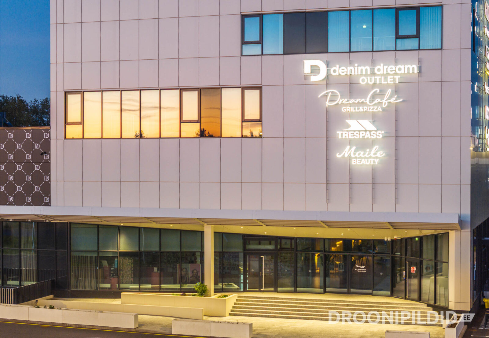 Denim Dream Keskus Laagris õhtuses valguses
