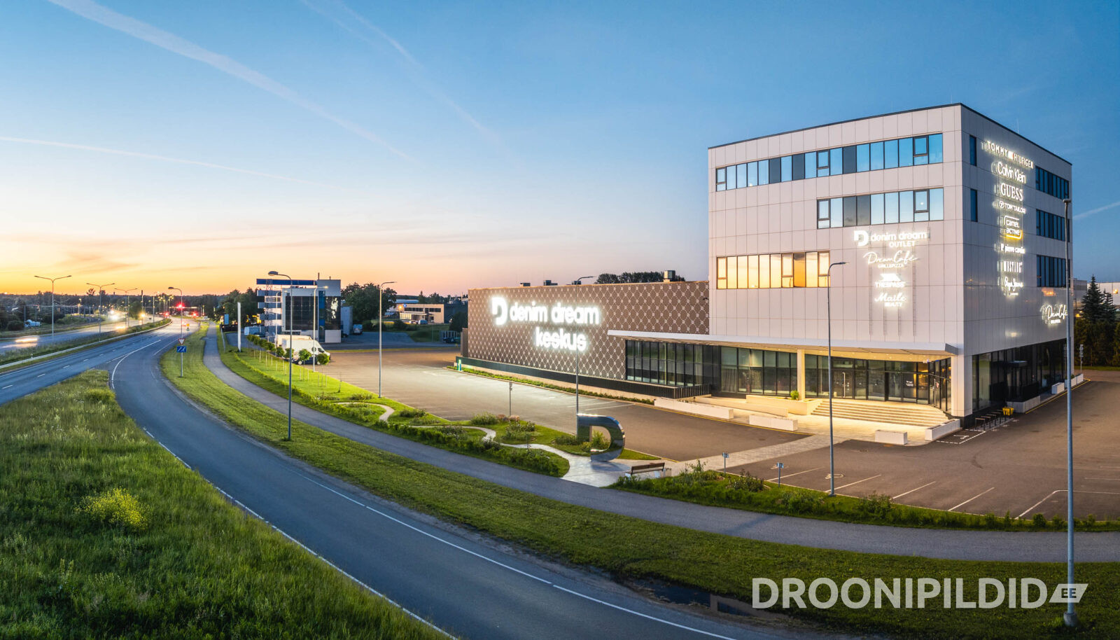 Denim Dream Keskus Laagris õhtuses valguses