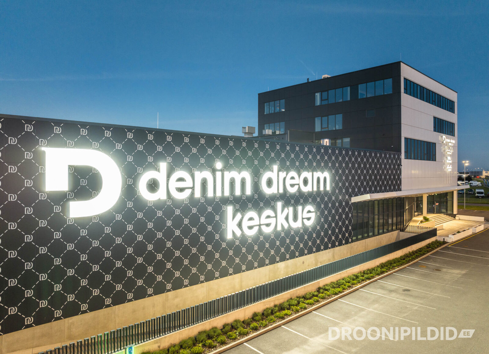 Denim Dream Keskus Laagris õhtuses valguses
