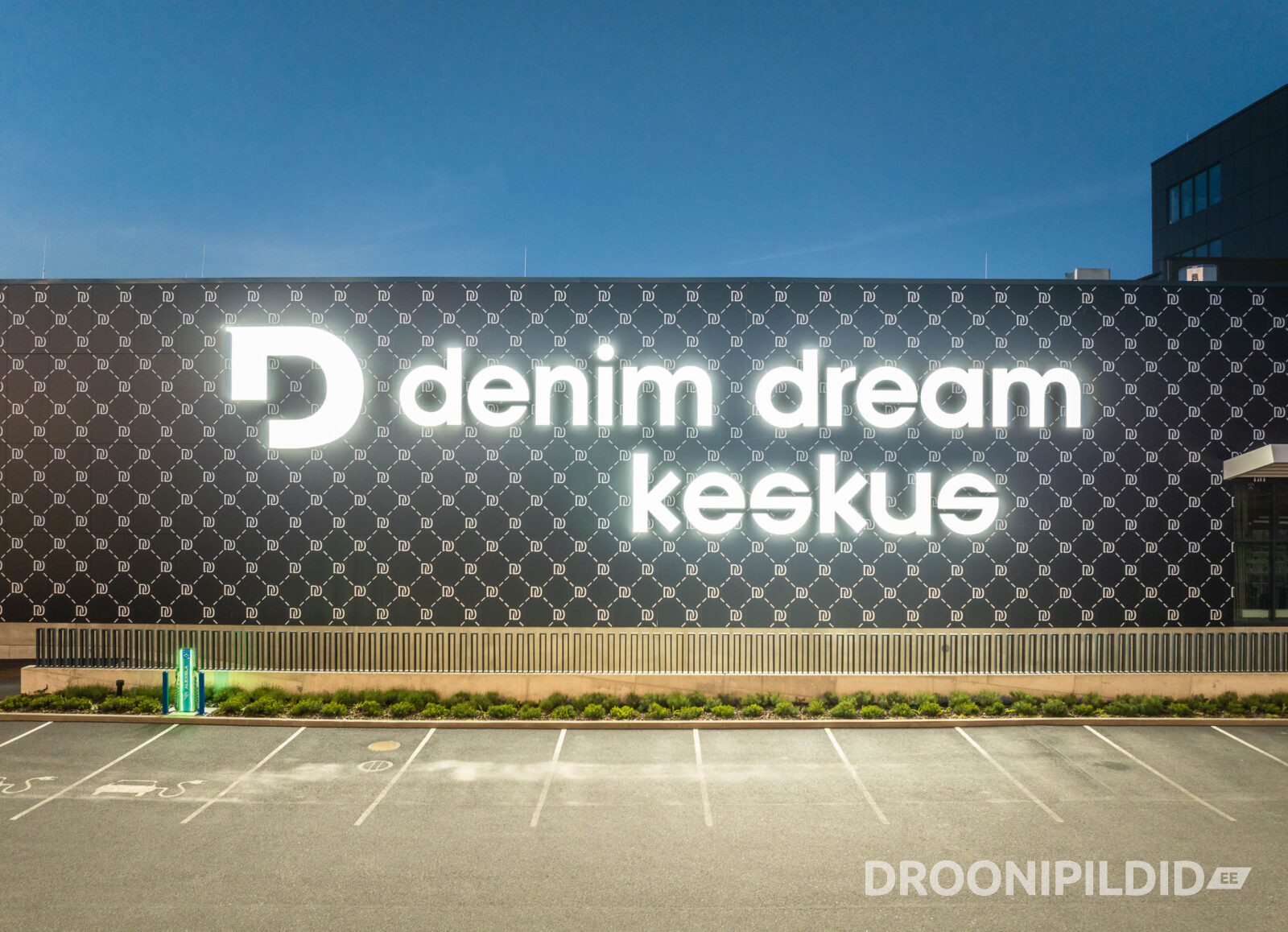 Denim Dream Keskus Laagris õhtuses valguses