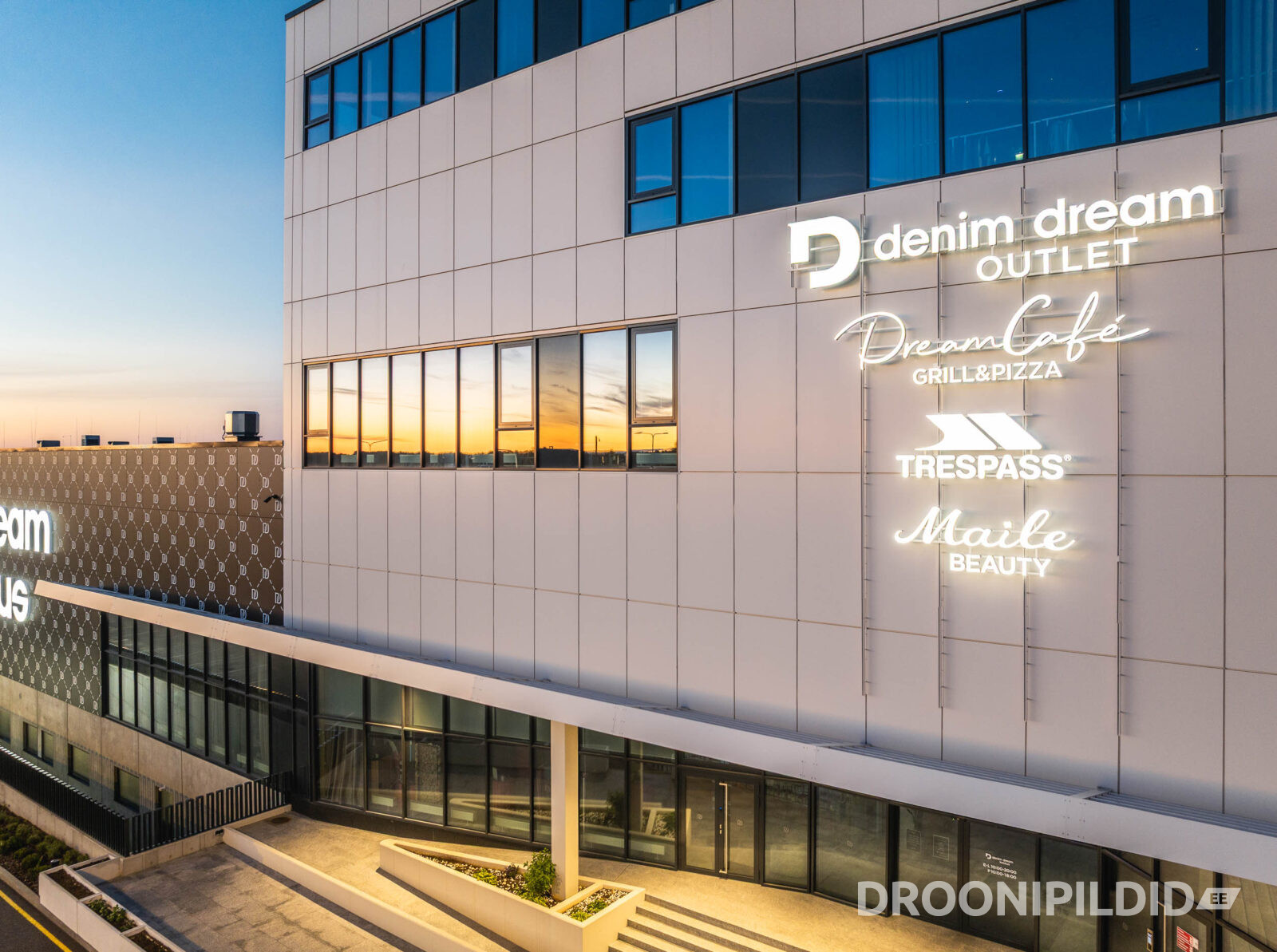 Denim Dream Keskus Laagris õhtuses valguses