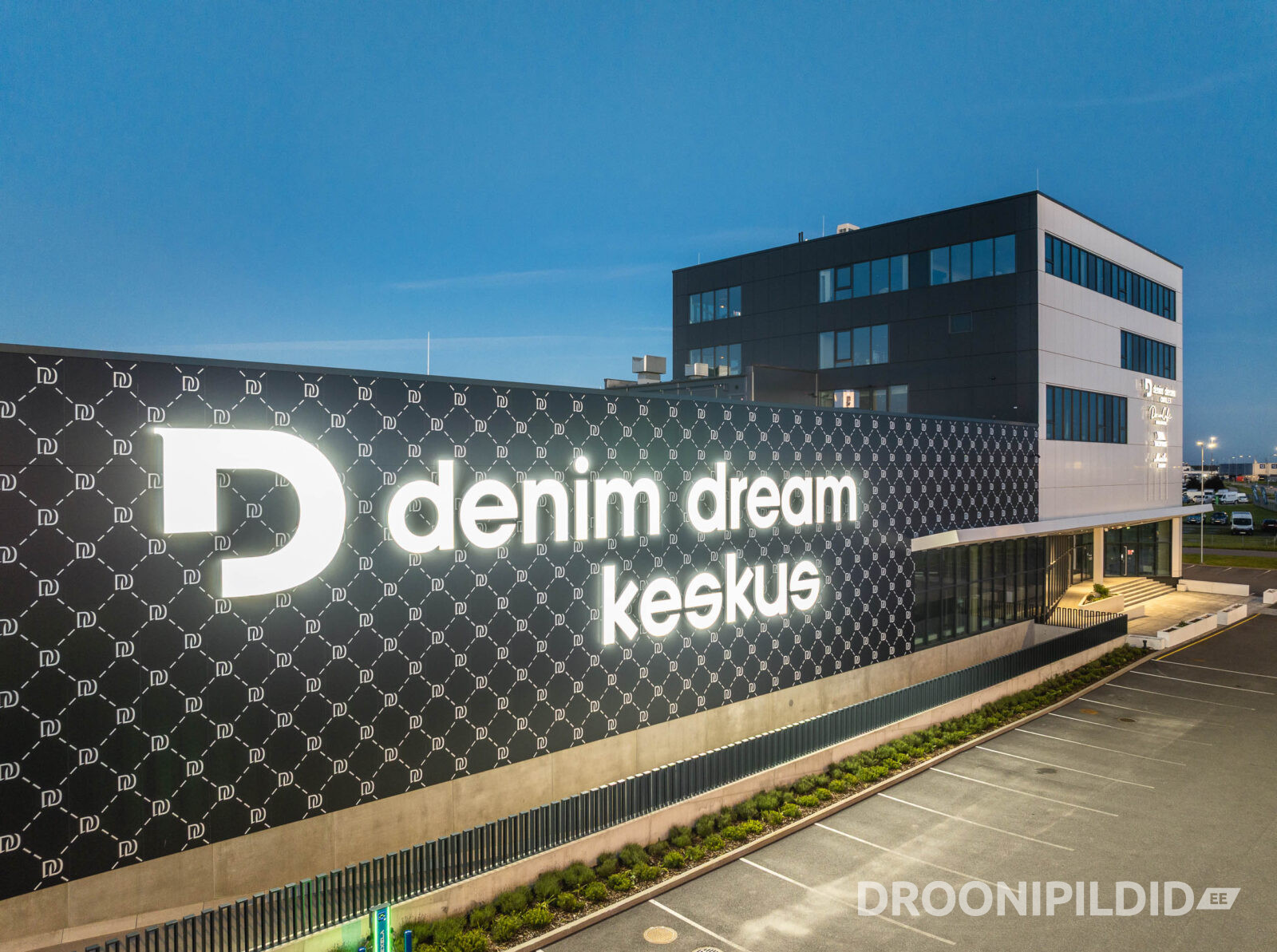 Denim Dream Keskus Laagris õhtuses valguses