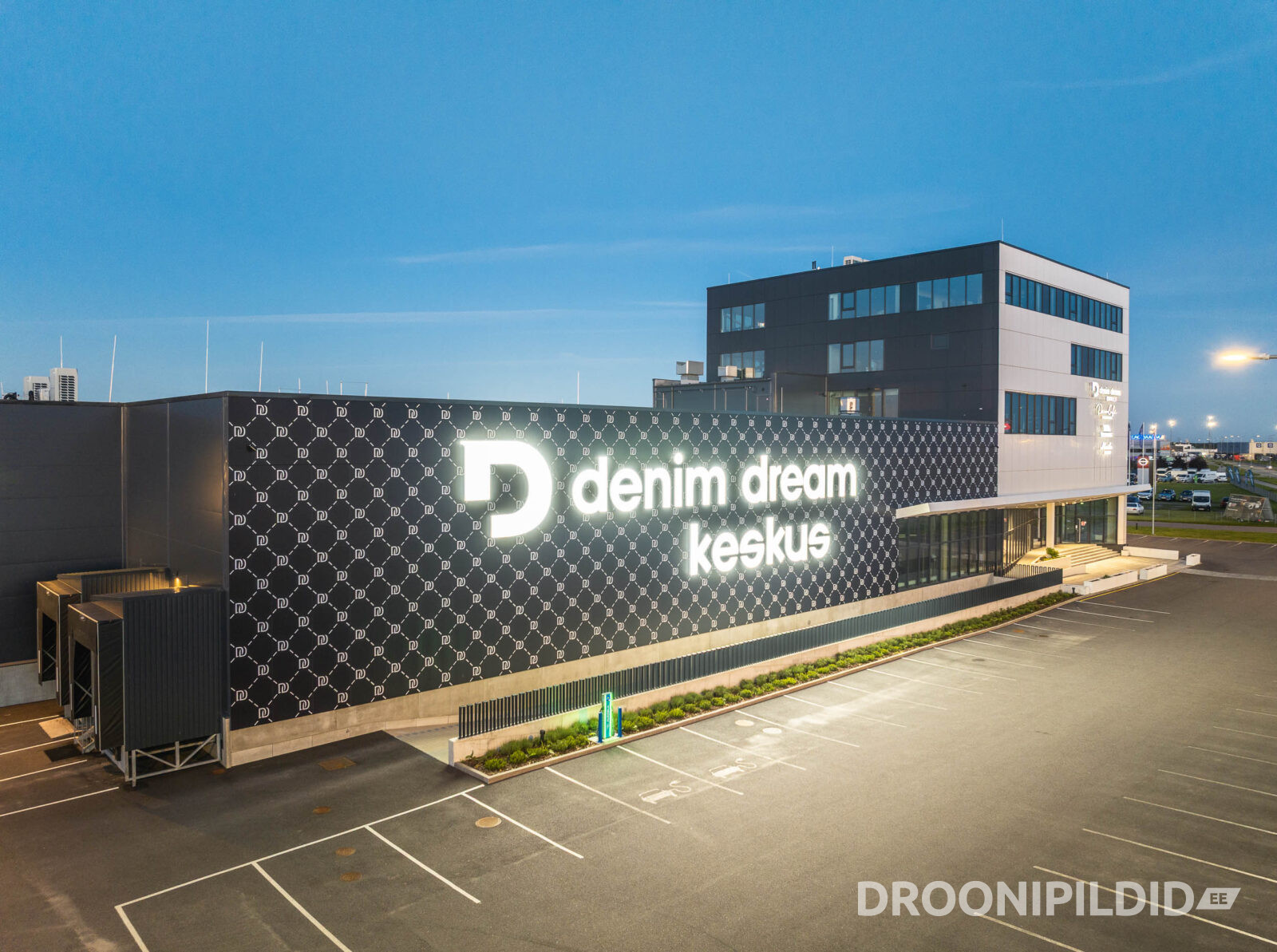 Denim Dream Keskus Laagris õhtuses valguses