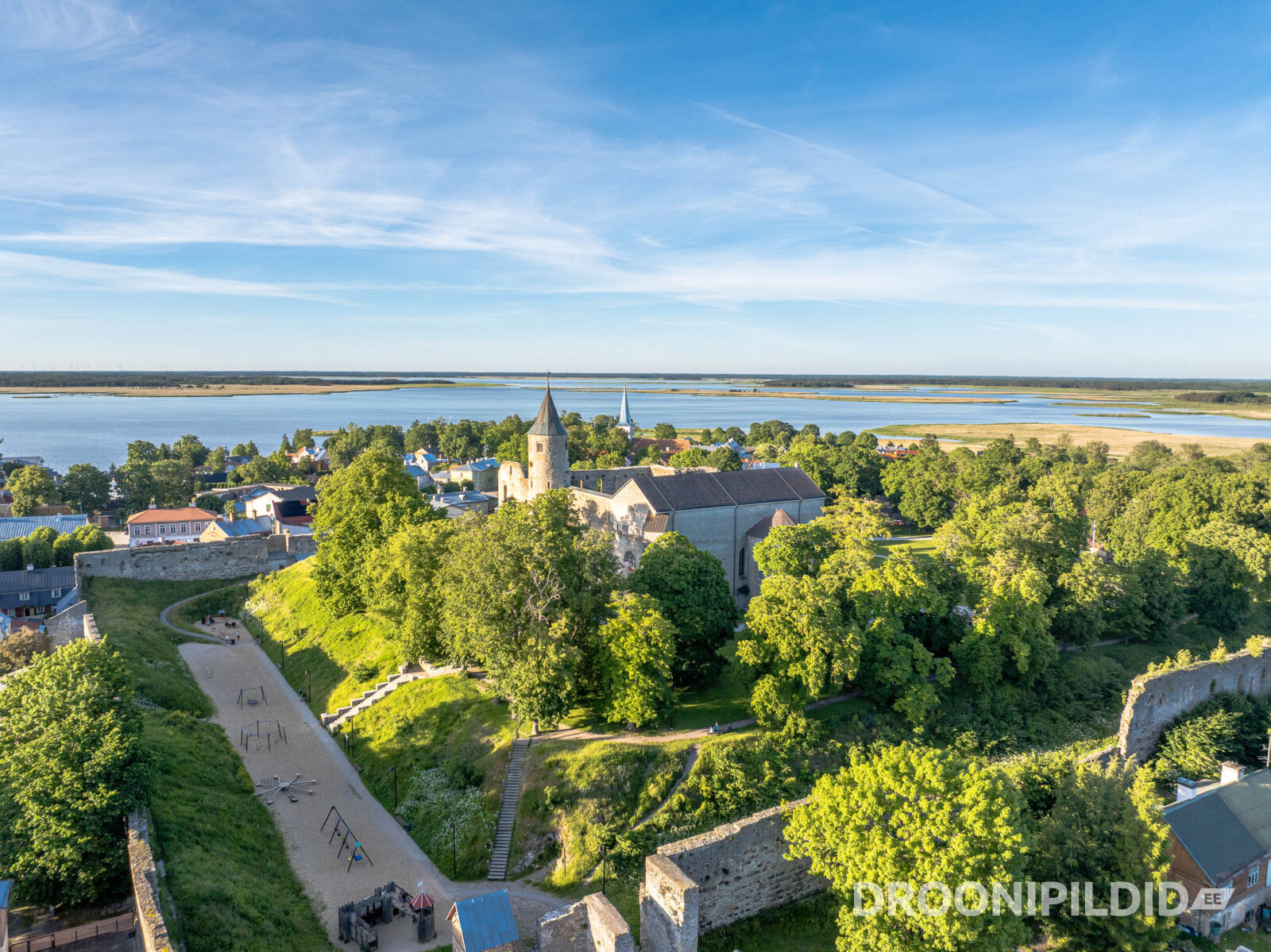 Haapsalu piiskopilinnus ja vanalinn vaatega Haapsalu lahele