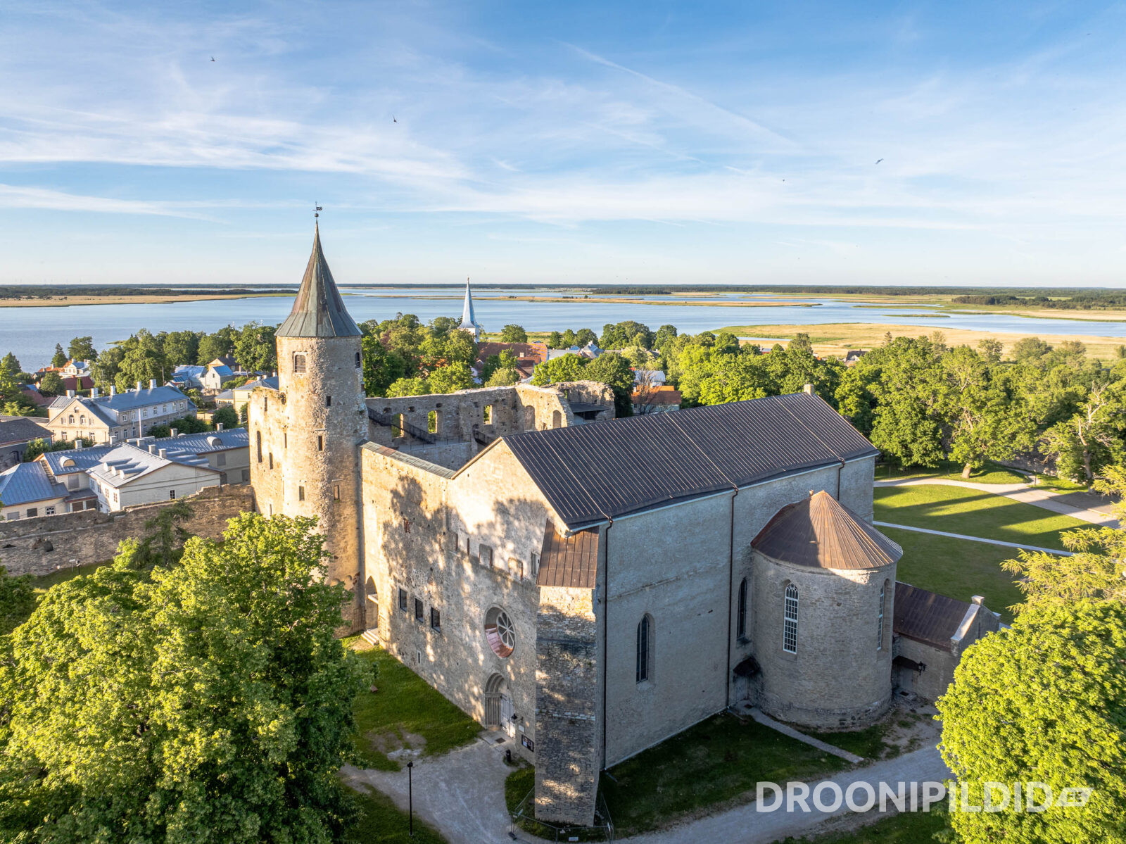 Haapsalu piiskopilinnus ja vanalinn vaatega Haapsalu lahele
