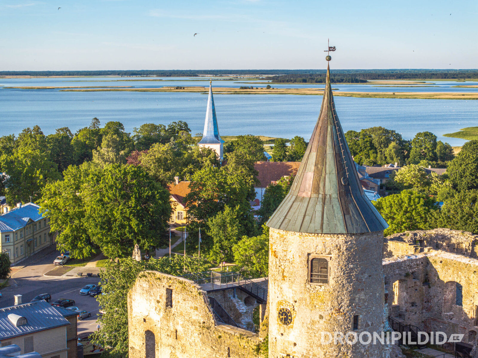 Haapsalu piiskopilinnus ja vanalinn vaatega Haapsalu lahele