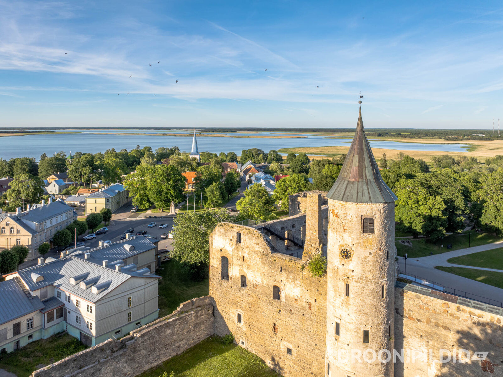 Haapsalu piiskopilinnus ja vanalinn vaatega Haapsalu lahele