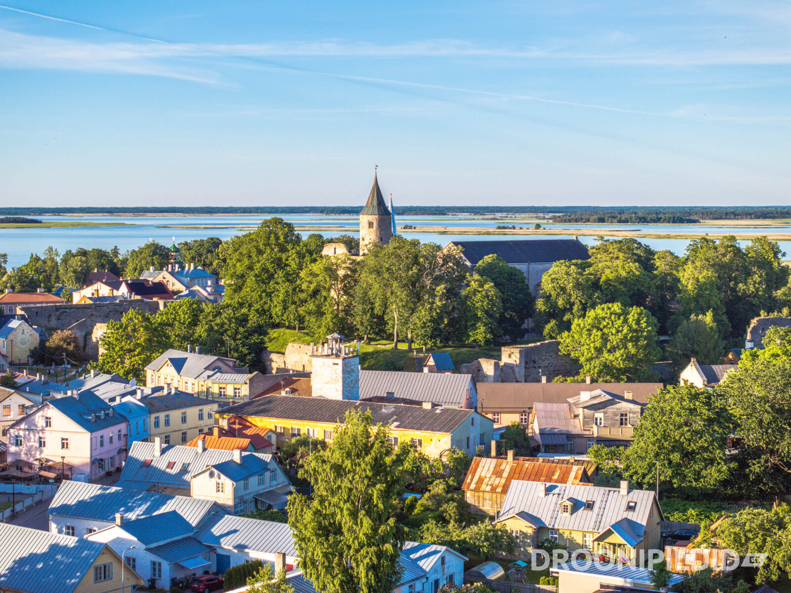 Haapsalu piiskopilinnus ja vanalinn vaatega Haapsalu lahele