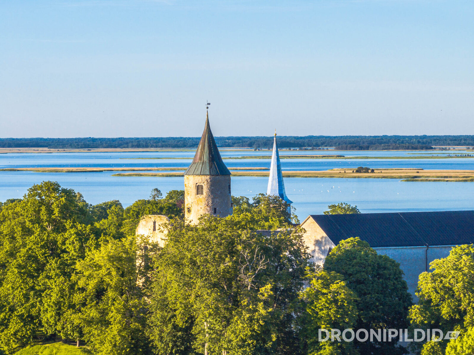 Haapsalu piiskopilinnus ja vanalinn vaatega Haapsalu lahele