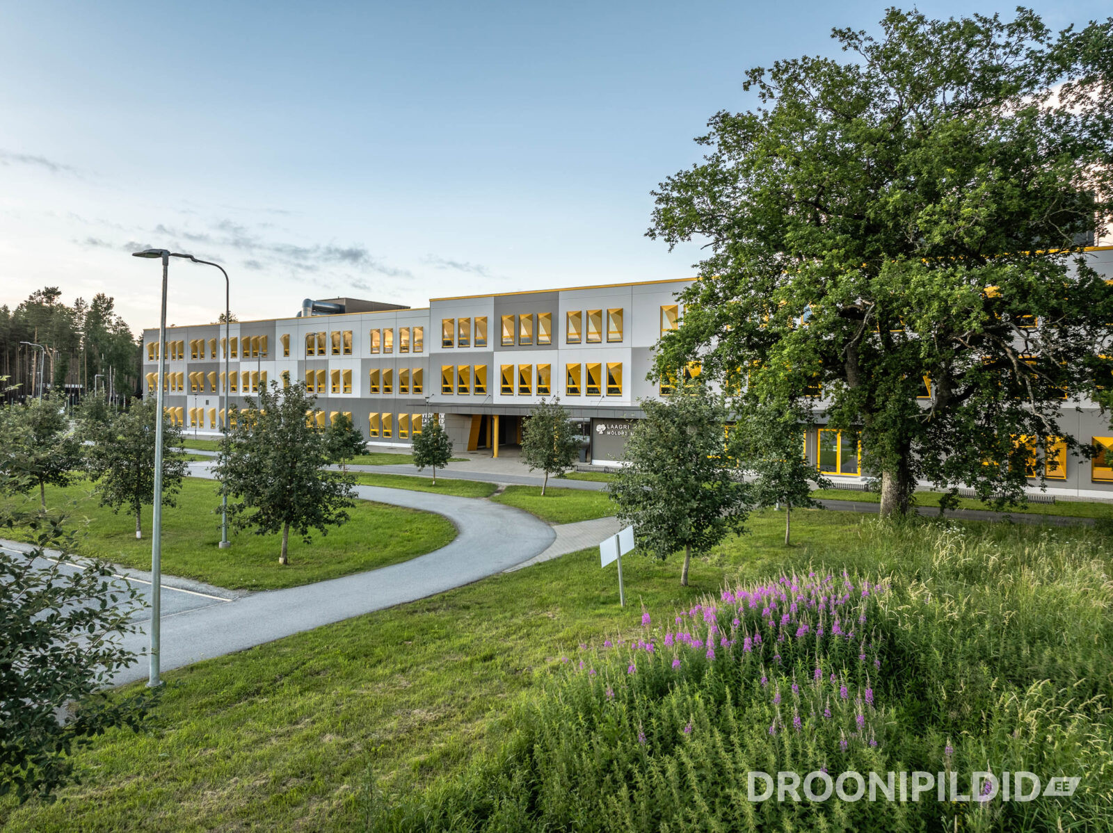 Laagri Kooli Möldre maja välisvaade ja koolihoone droonifotol