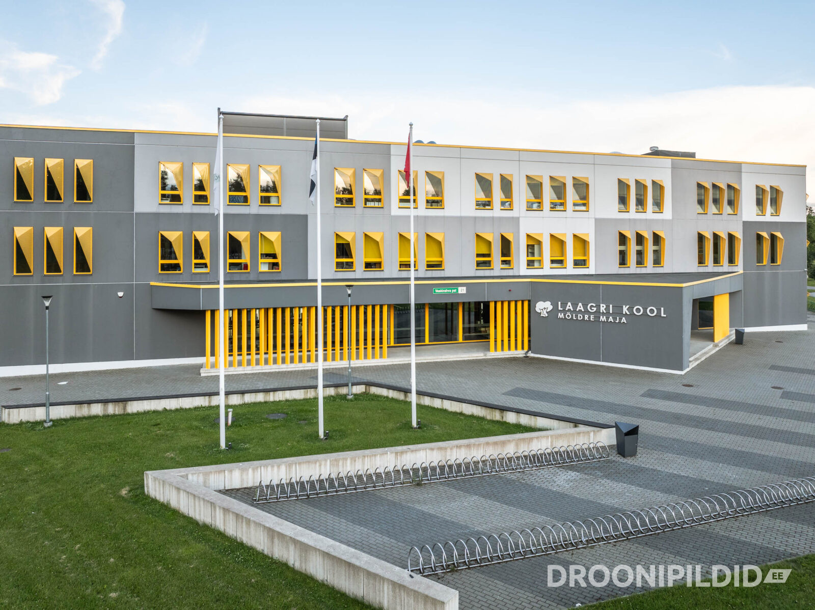Laagri Kooli Möldre maja välisvaade ja koolihoone droonifotol
