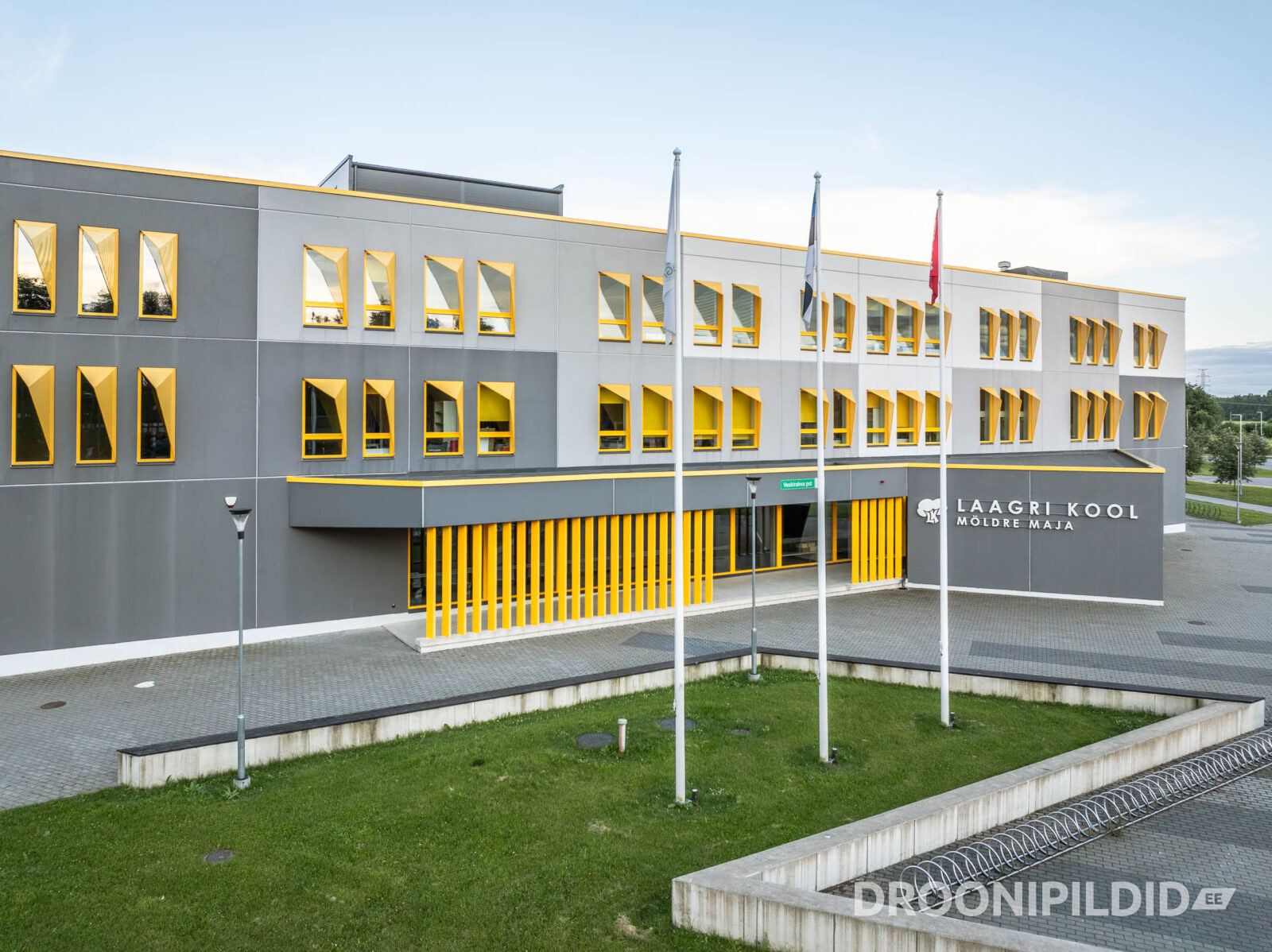 Laagri Kooli Möldre maja välisvaade ja koolihoone droonifotol