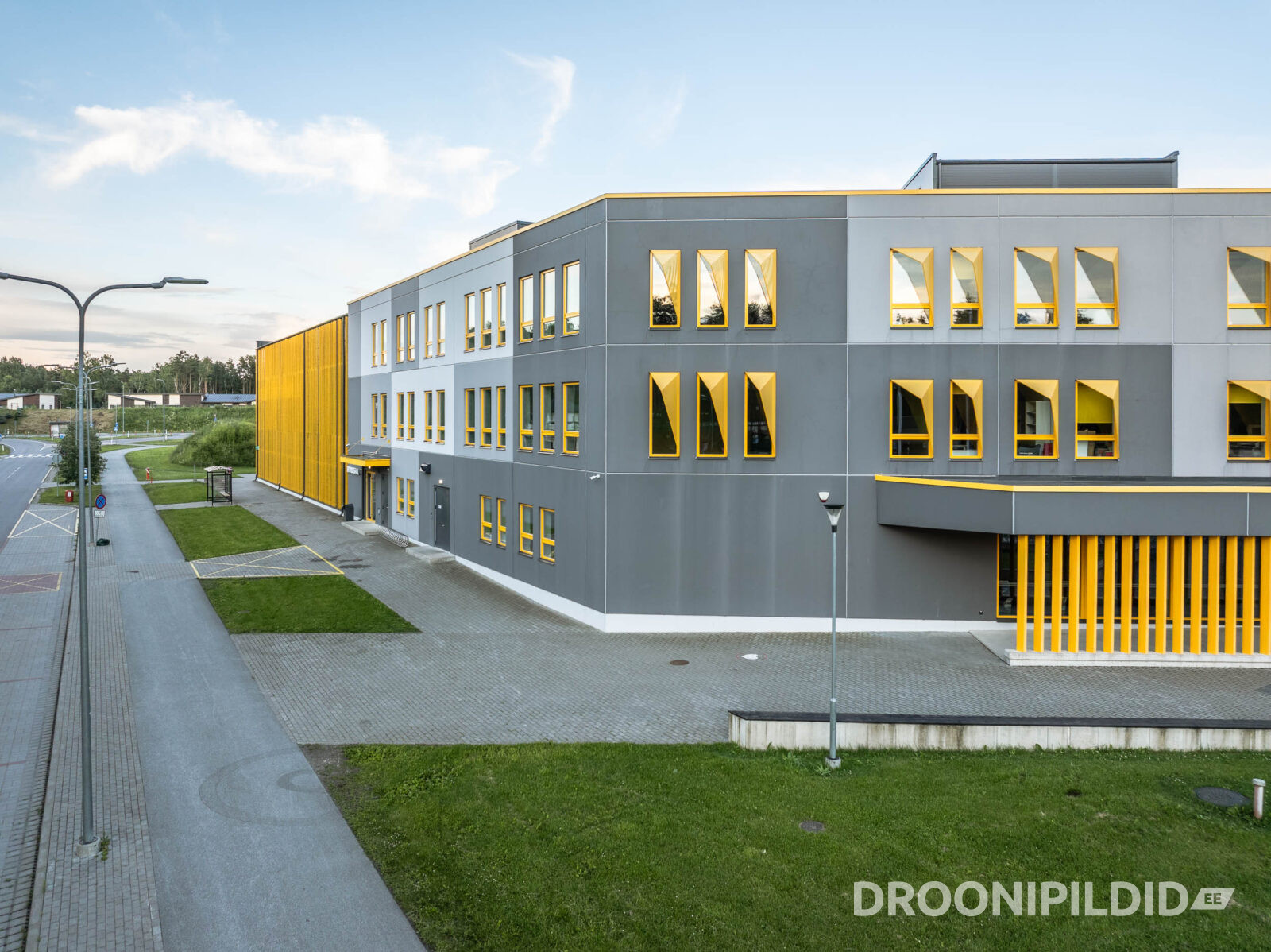 Laagri Kooli Möldre maja välisvaade ja koolihoone droonifotol