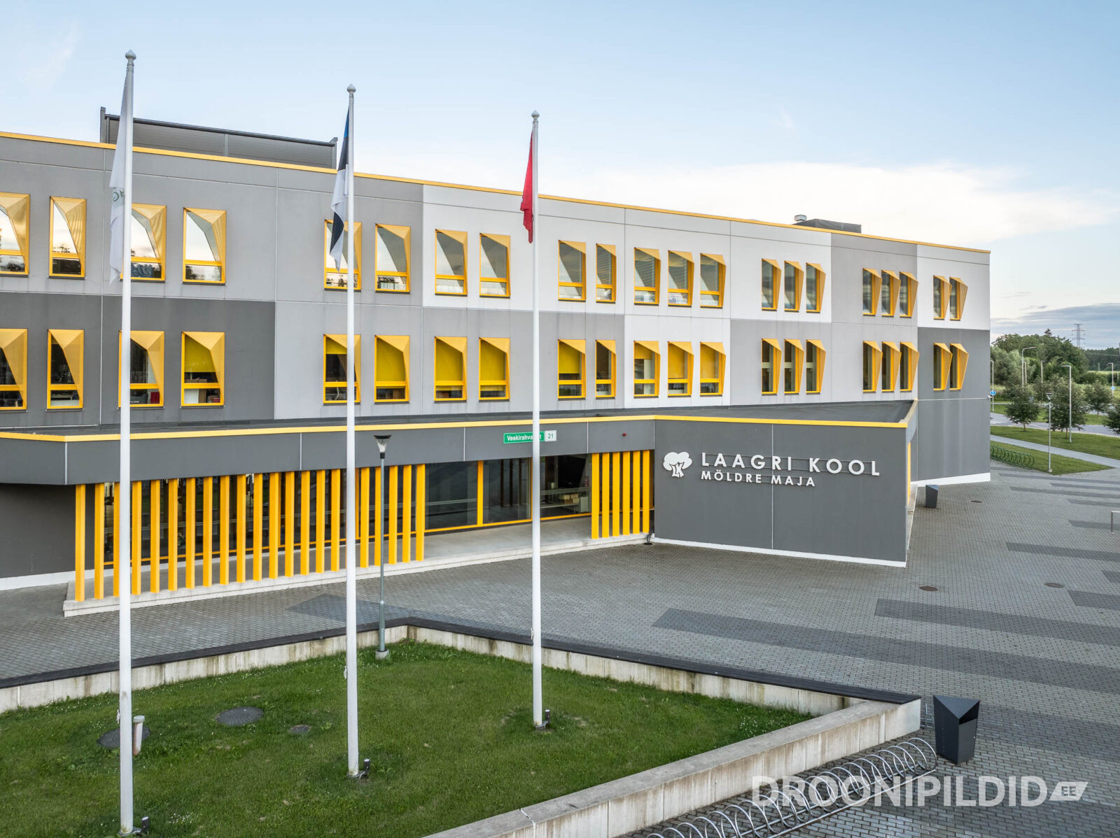 Laagri Kooli Möldre maja välisvaade ja koolihoone droonifotol