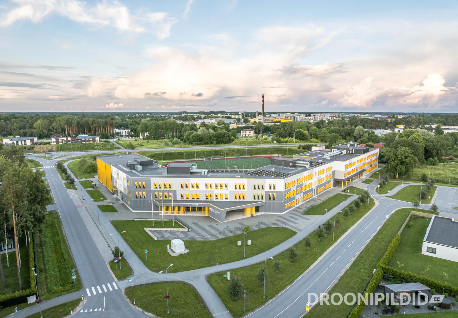 Laagri Kooli Möldre maja välisvaade ja koolihoone droonifotol