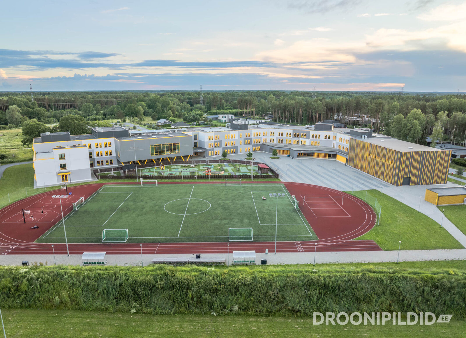 Laagri Kooli Möldre maja välisvaade ja koolihoone droonifotol
