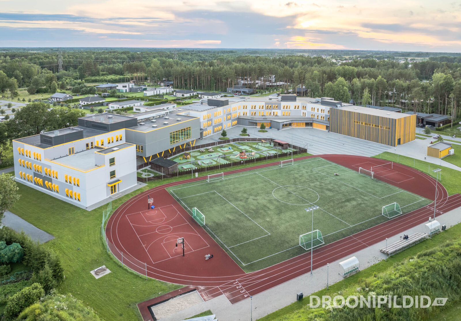 Laagri Kooli Möldre maja välisvaade ja koolihoone droonifotol