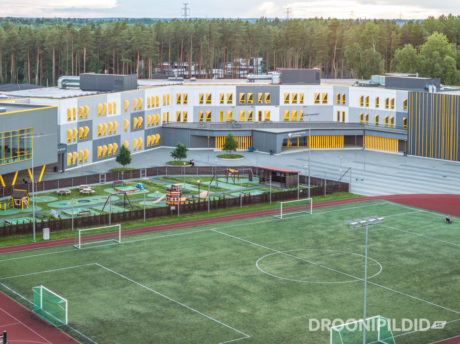 Laagri Kooli Möldre maja välisvaade ja koolihoone droonifotol
