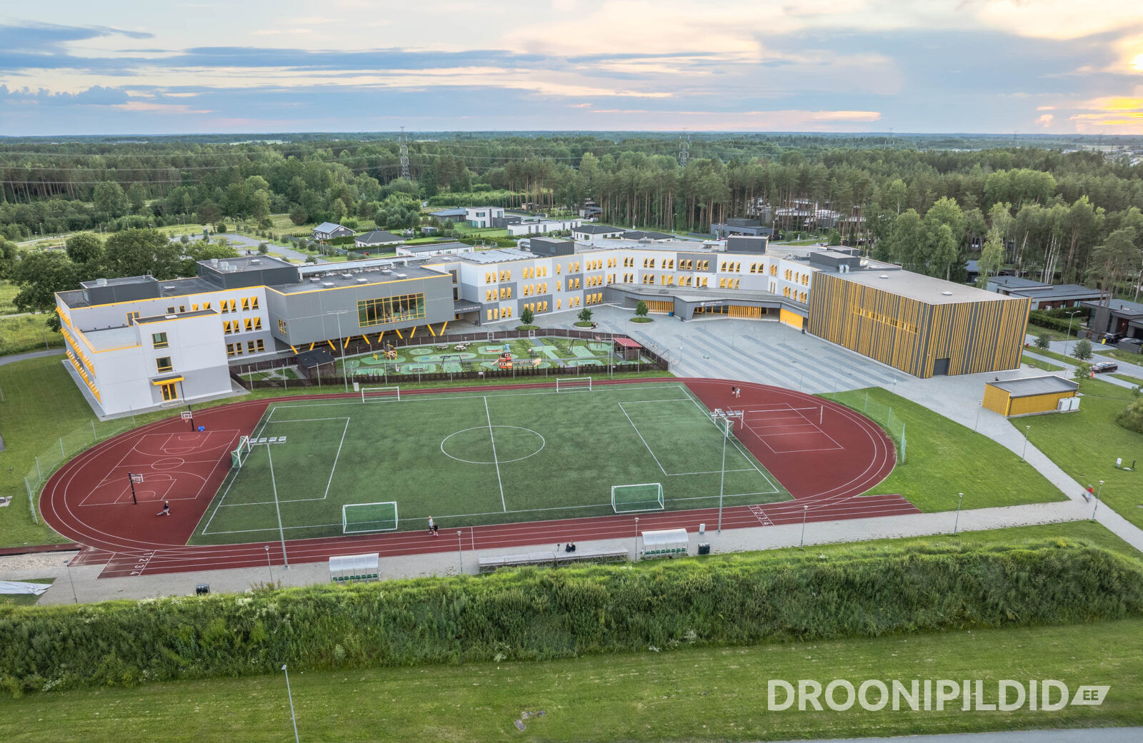 Laagri Kooli Möldre maja välisvaade ja koolihoone droonifotol