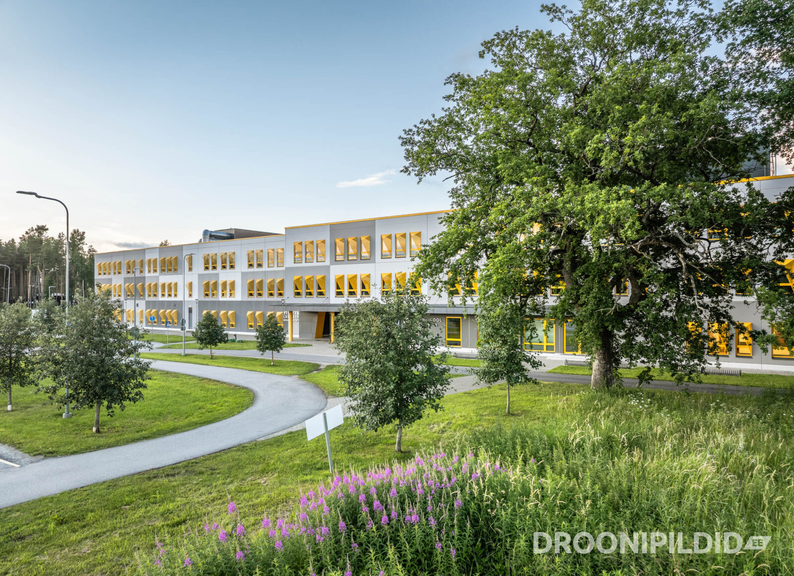 Laagri Kooli Möldre maja välisvaade ja koolihoone droonifotol