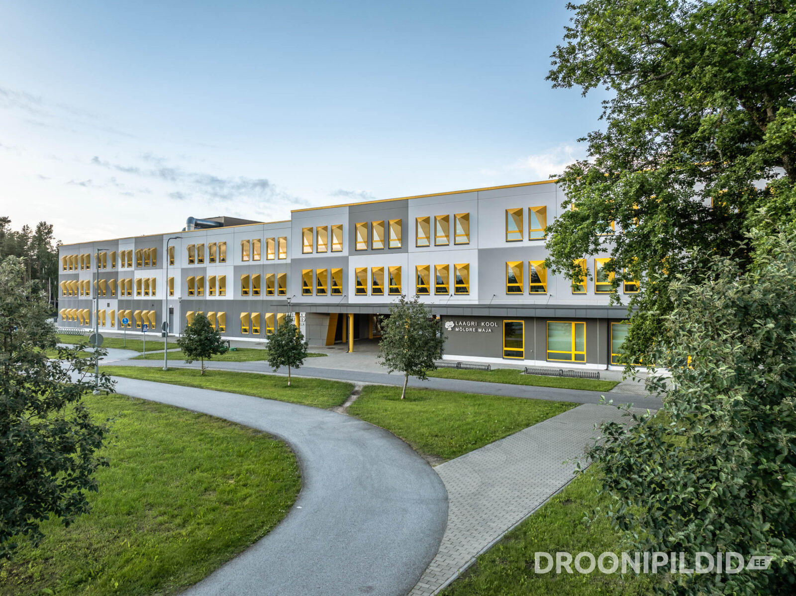Laagri Kooli Möldre maja välisvaade ja koolihoone droonifotol