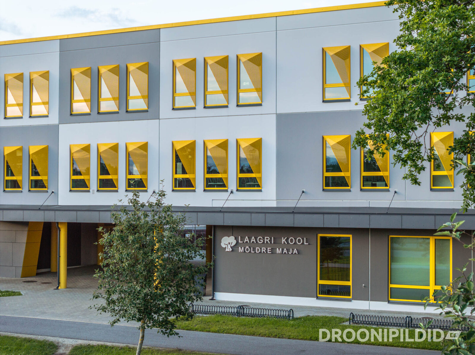 Laagri Kooli Möldre maja välisvaade ja koolihoone droonifotol