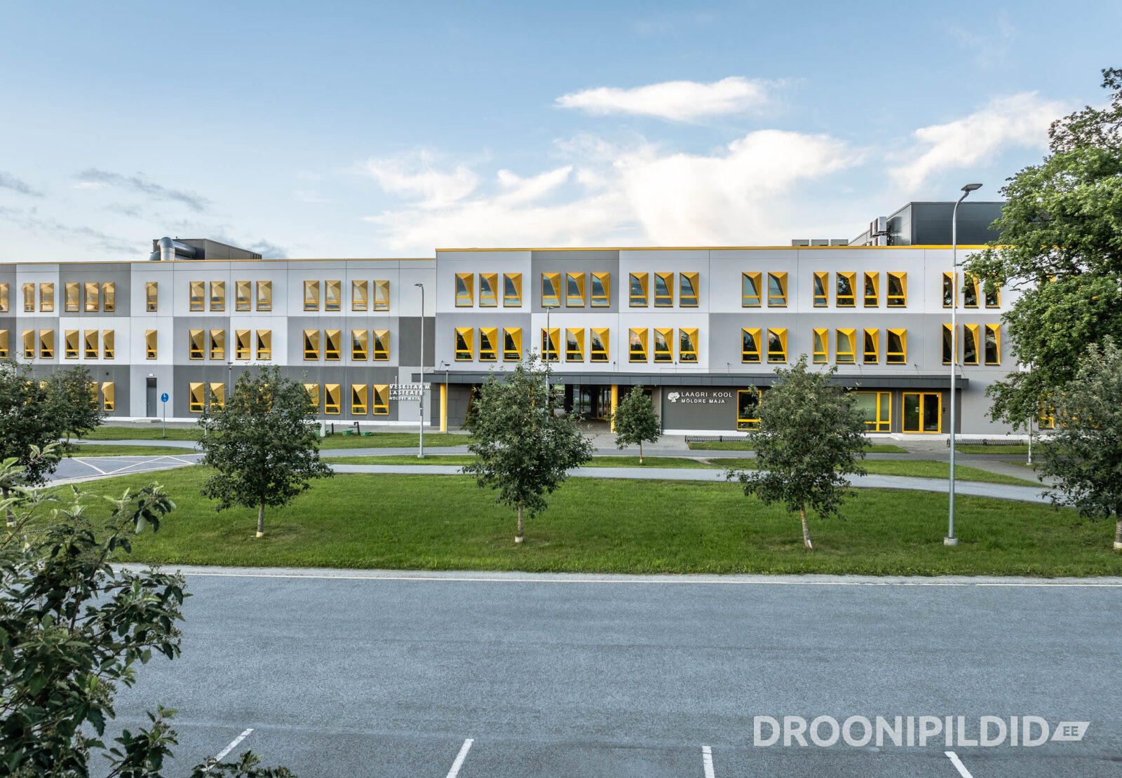 Laagri Kooli Möldre maja välisvaade ja koolihoone droonifotol