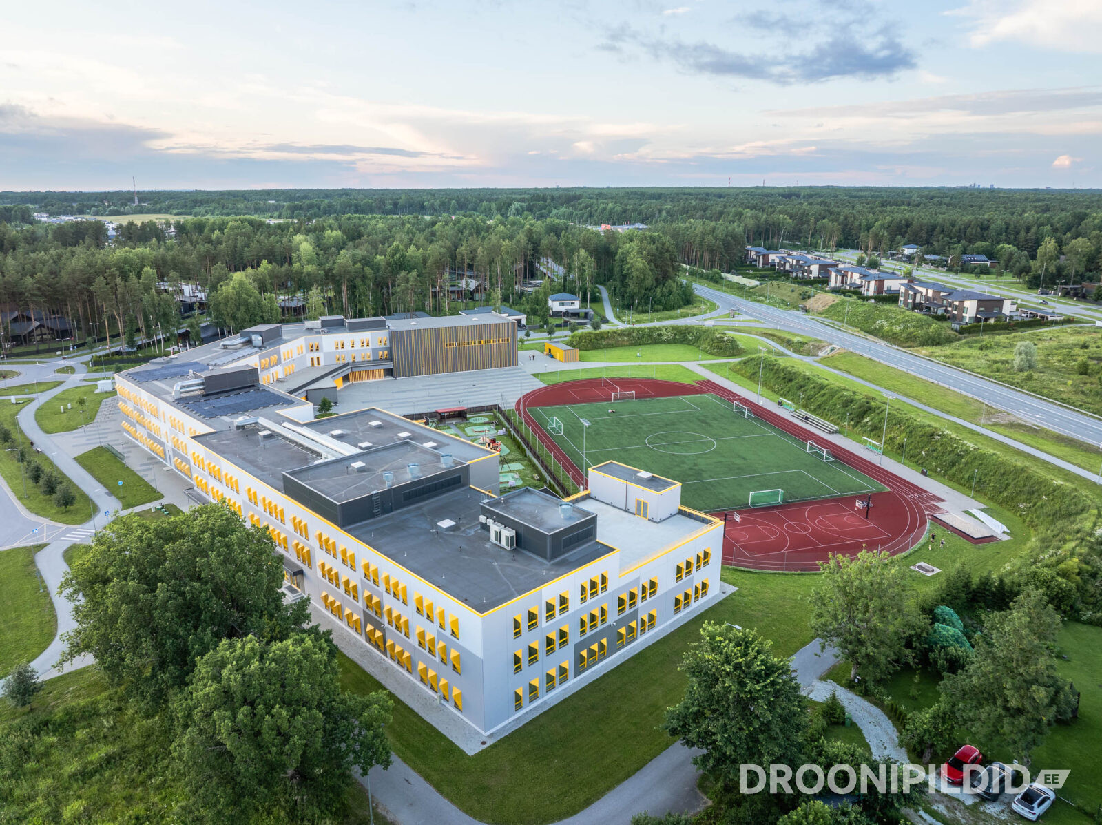 Laagri Kooli Möldre maja välisvaade ja koolihoone droonifotol