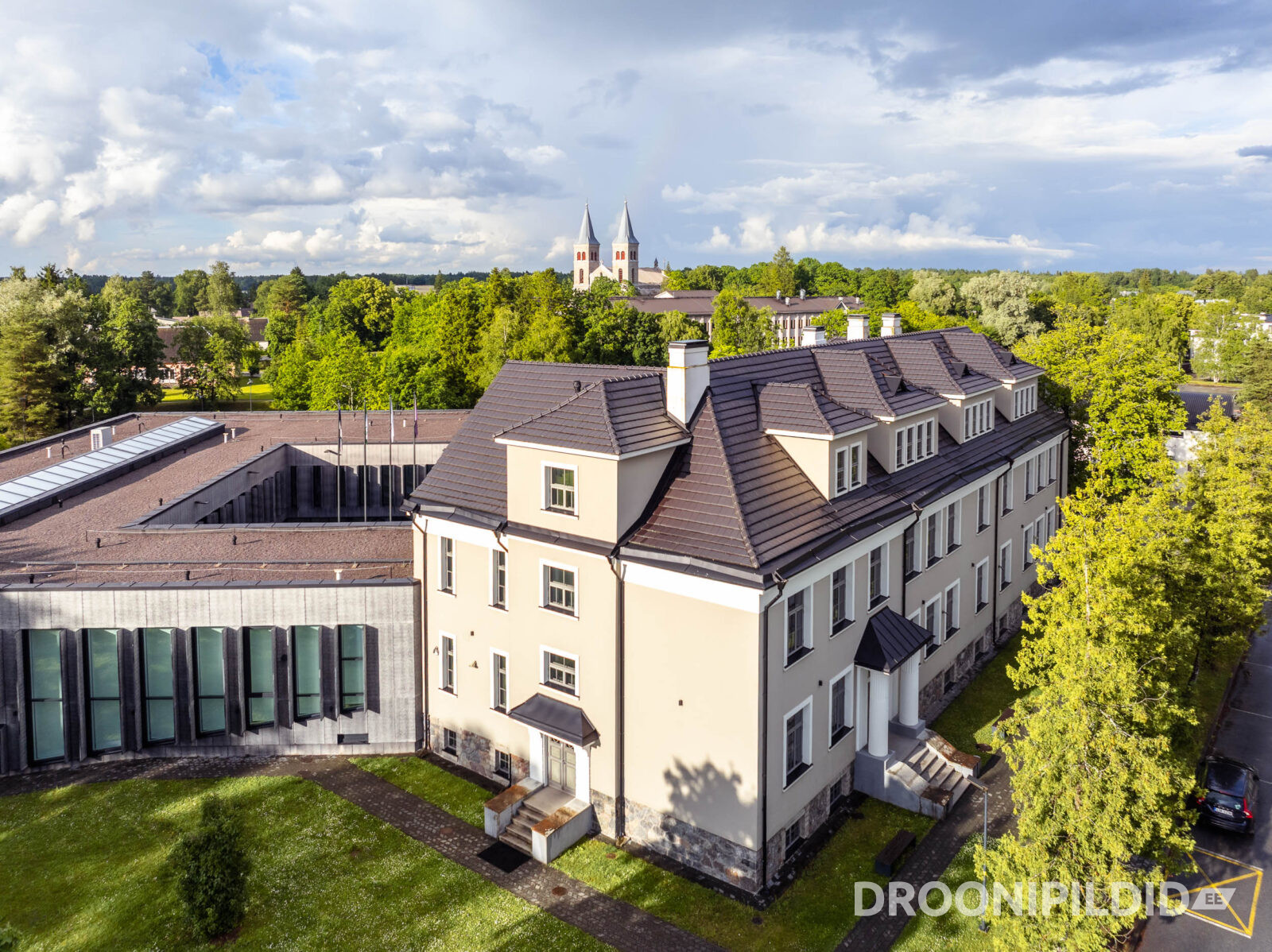 Rapla Gümnaasium ja ümbritsev roheala droonifotol