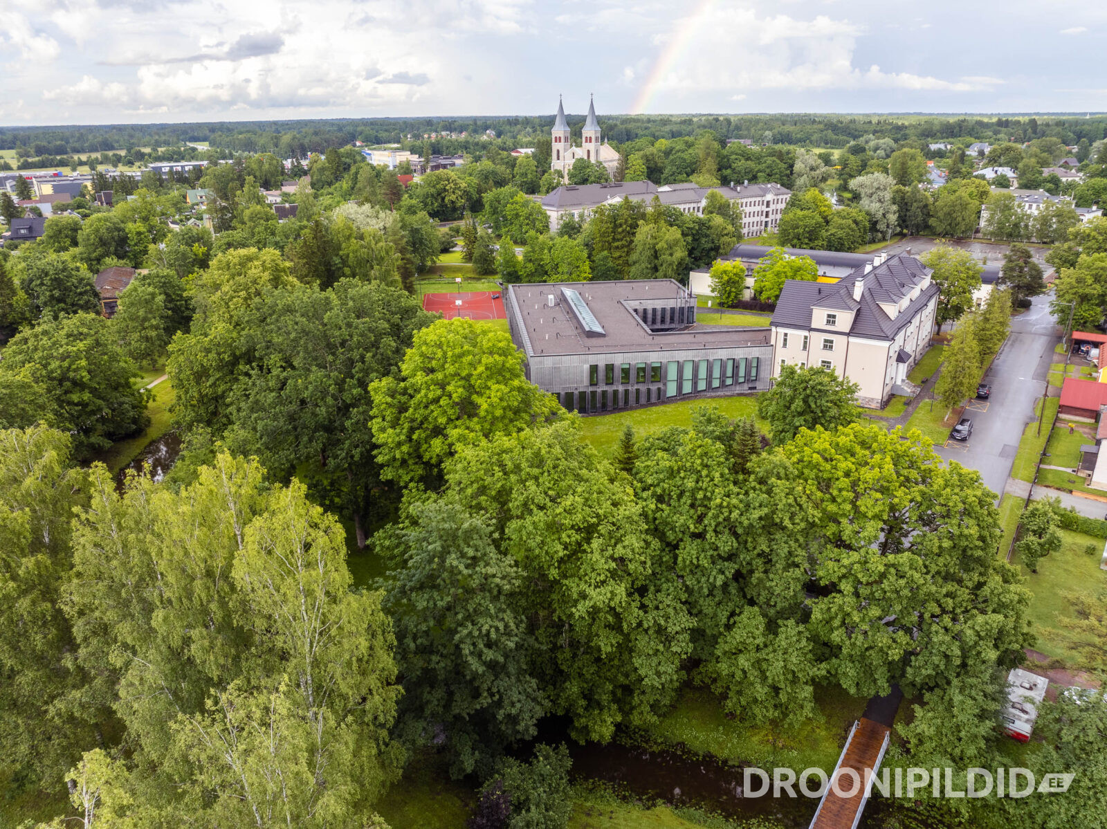 Rapla Gümnaasium ja ümbritsev roheala droonifotol