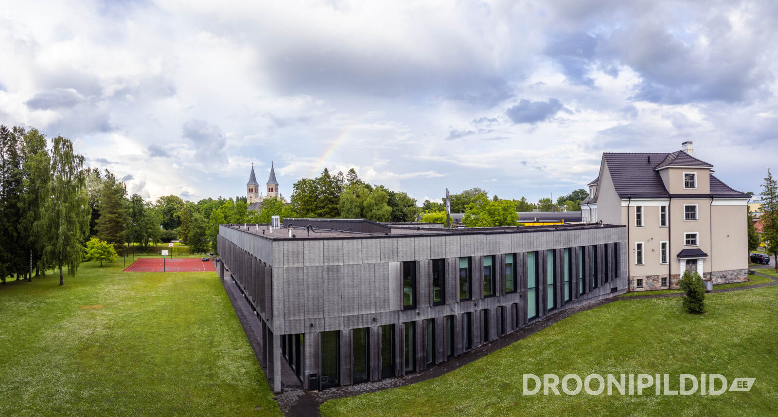 Rapla Gümnaasium ja ümbritsev roheala droonifotol