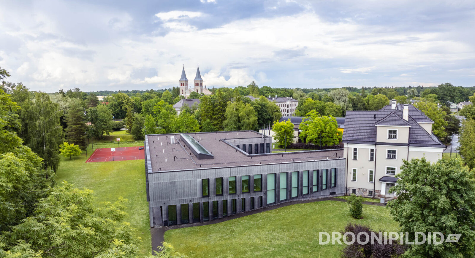 Rapla Gümnaasium ja ümbritsev roheala droonifotol