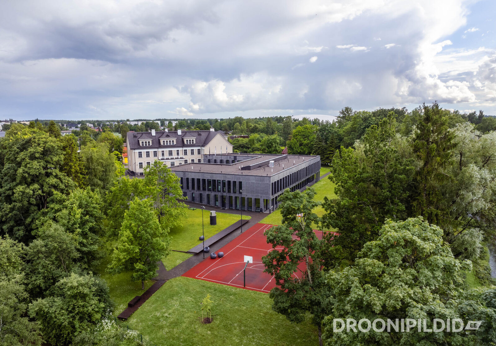 Rapla Gümnaasium ja ümbritsev roheala droonifotol