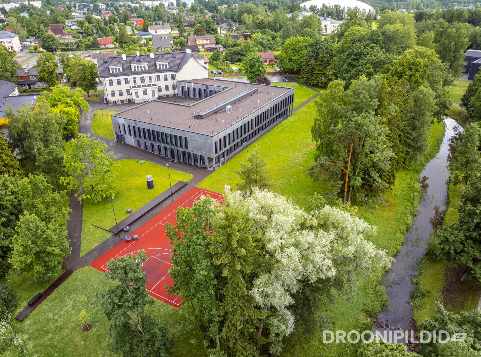 Rapla Gümnaasium ja ümbritsev roheala droonifotol