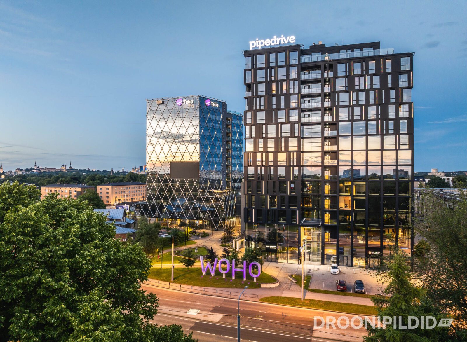 WOHO, Pipedrive ja Telia hooned Tallinnas õhtusel ajal