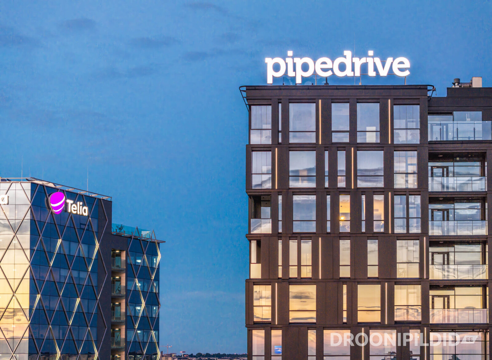 WOHO, Pipedrive ja Telia hooned Tallinnas õhtusel ajal