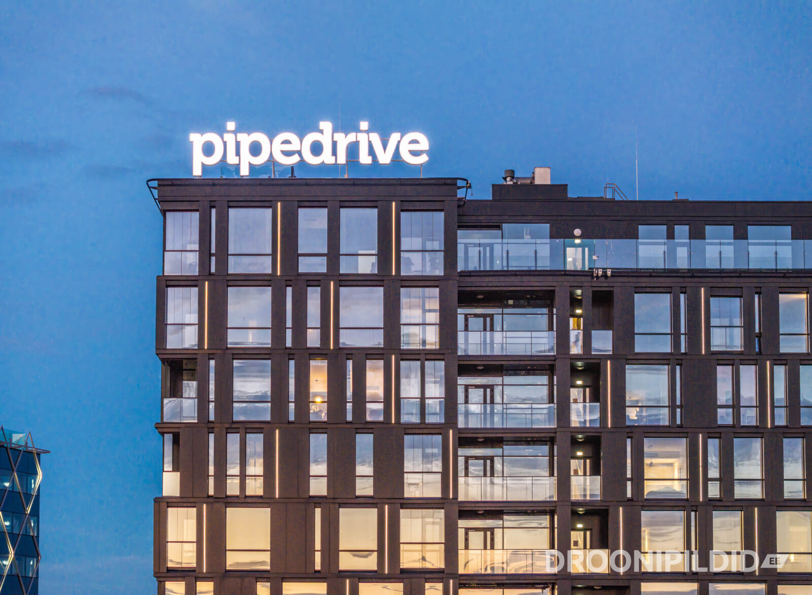 WOHO, Pipedrive ja Telia hooned Tallinnas õhtusel ajal