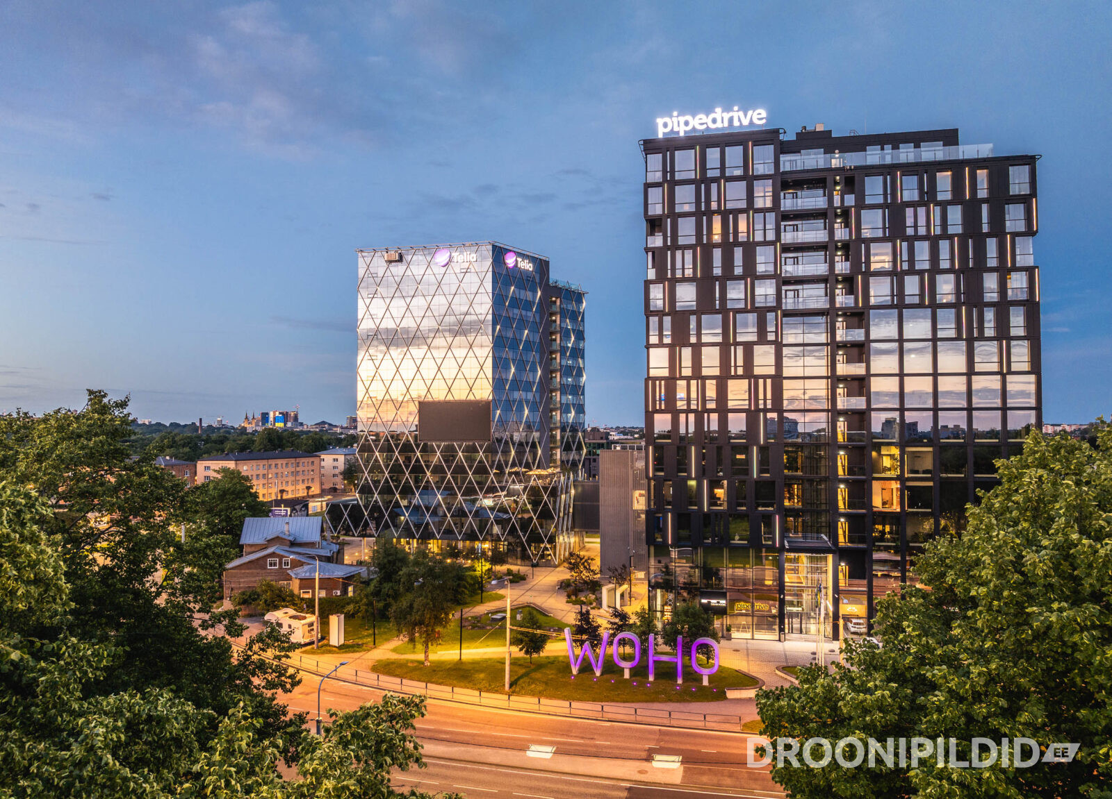 WOHO, Pipedrive ja Telia hooned Tallinnas õhtusel ajal