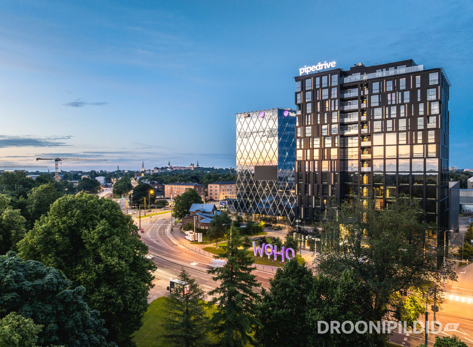 WOHO, Pipedrive ja Telia hooned Tallinnas õhtusel ajal