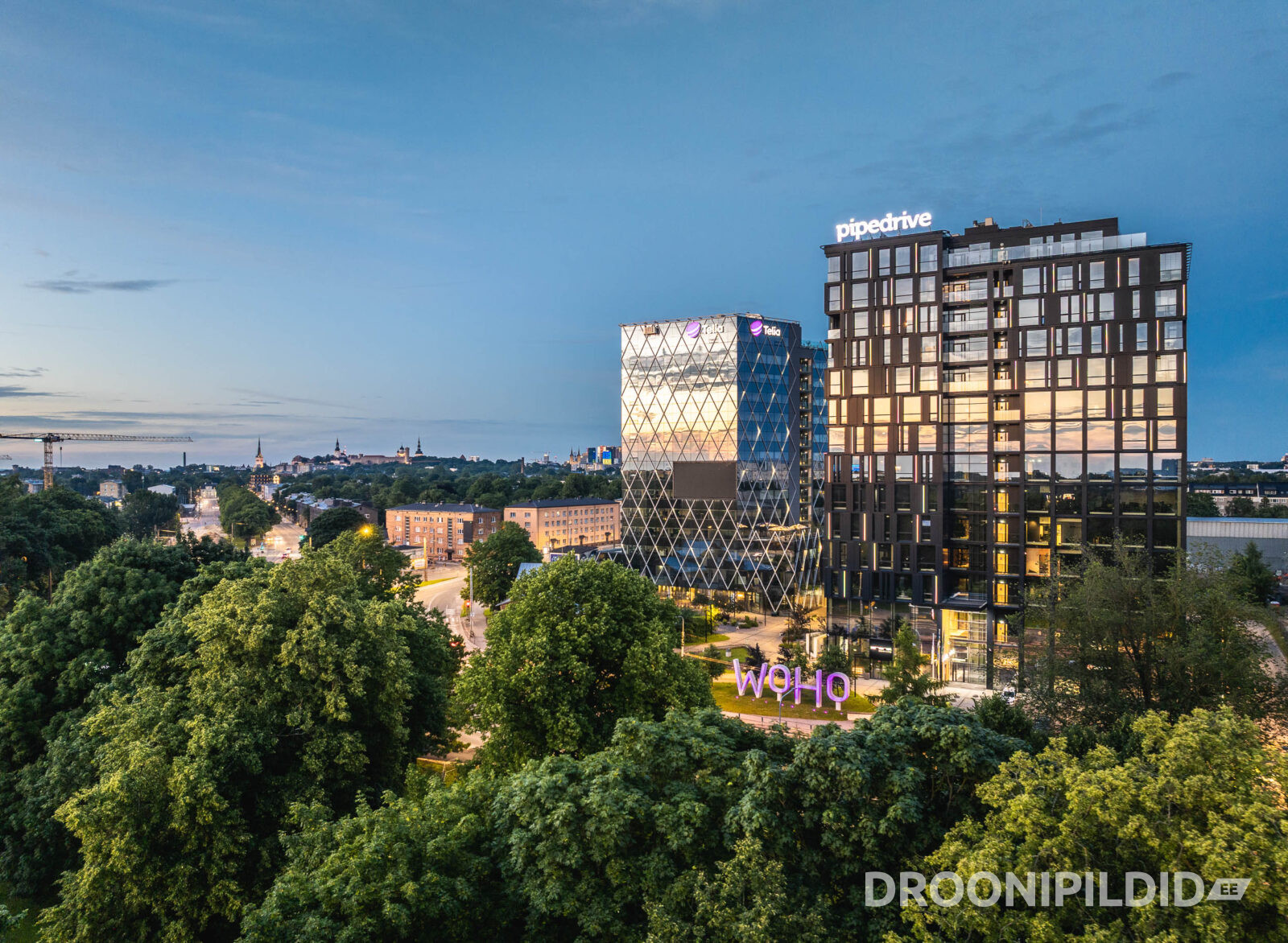 WOHO, Pipedrive ja Telia hooned Tallinnas õhtusel ajal