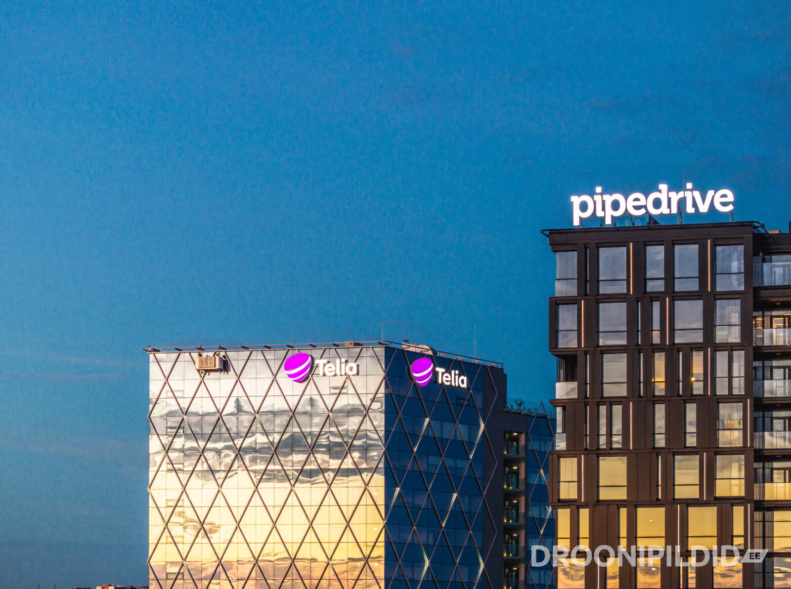 WOHO, Pipedrive ja Telia hooned Tallinnas õhtusel ajal