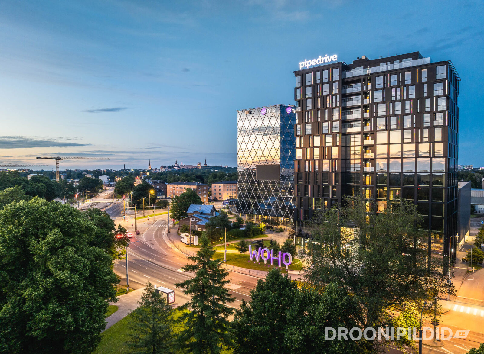 WOHO, Pipedrive ja Telia hooned Tallinnas õhtusel ajal